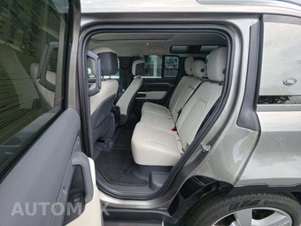 2023 Land Rover Defender 110 S – miniatura 13