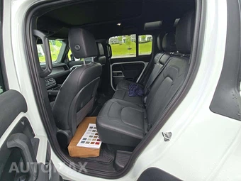 2023 Land Rover Defender 110 SE - miniatura 13