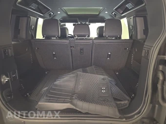 2023 Land Rover Defender 110 SE - miniatura 16