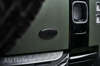 2023 Land Rover Defender 110 X - miniatura 17