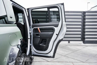 2023 Land Rover Defender 110 X - miniatura 31