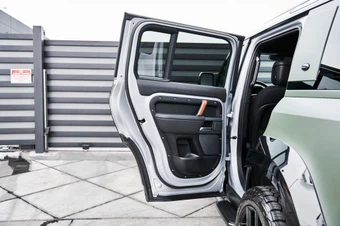 2023 Land Rover Defender 110 X - miniatura 33
