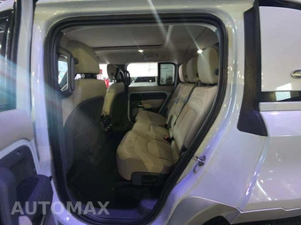 2023 Land Rover Defender 130 S - miniatura 13