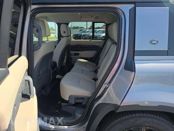 2023 Land Rover Defender 130 S - miniatura 10