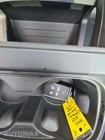 2023 Land Rover Defender 130 S – miniatura 8