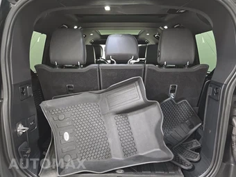 2023 Land Rover Defender 130 SE - miniatura 17