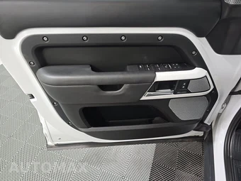 2023 Land Rover Defender 130 SE - miniatura 9