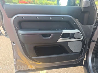 2023 Land Rover Defender 130 SE - miniatura 9