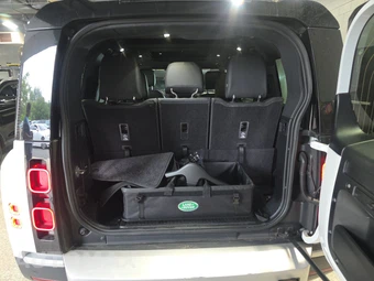 2023 Land Rover Defender 130 SE - miniatura 17