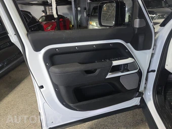 2023 Land Rover Defender 130 SE - miniatura 9