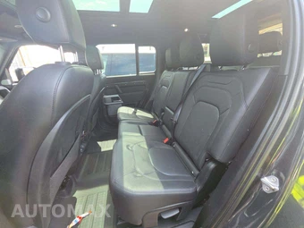 2023 Land Rover Defender 130 SE - miniatura 13