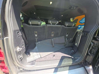 2023 Land Rover Defender 130 SE - miniatura 15