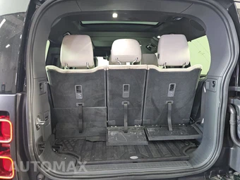 2023 Land Rover Defender 130 SE - miniatura 17