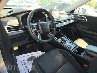 2023 Mitsubishi Outlander ES - miniatura 11