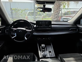 2023 Mitsubishi Outlander SE - miniatura 14
