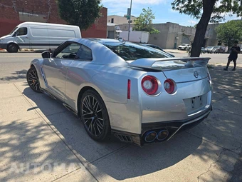 2023 Nissan GT-R Premium - miniatura 2