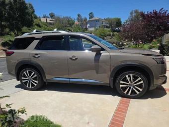 2023 Nissan Pathfinder Platinum - miniatura 4
