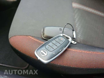 2023 Nissan Versa SR – miniatura 8