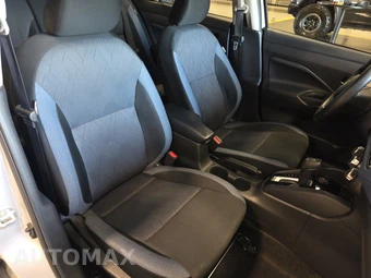 2023 Nissan Versa SV – miniatura 8