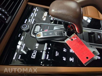 2023 Porsche Cayenne Coupe Platinum Edition – miniatura 8