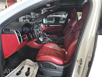 2023 Porsche Cayenne Coupe Platinum Edition – miniatura 7