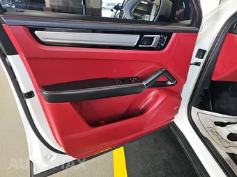 2023 Porsche Cayenne Coupe Platinum Edition – miniatura 9