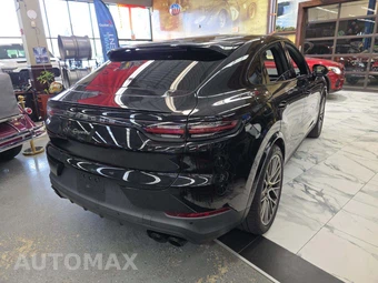 2023 Porsche Cayenne Coupe Platinum Edition – miniatura 3