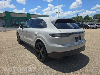 2023 Porsche Cayenne Platinum Edition – miniatura 2