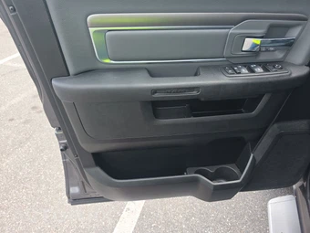 2023 Ram 1500 Classic SLT Crew Cab Medium Bed - miniatura 9