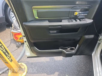 2023 Ram 1500 Classic SLT Crew Cab Short Bed - miniatura 9