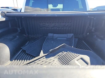 2023 Ram 1500 Laramie Crew Cab Short Bed - miniatura 16