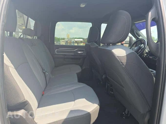 2023 Ram 3500 Cab Chassis SLT Crew Cab DRW – miniatura 15