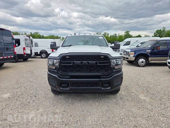 2023 Ram 3500 Cab Chassis Tradesman Crew Cab DRW - miniatura 9