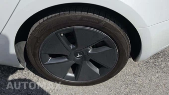 2023 Tesla Model 3 Standard Range – miniatura 32