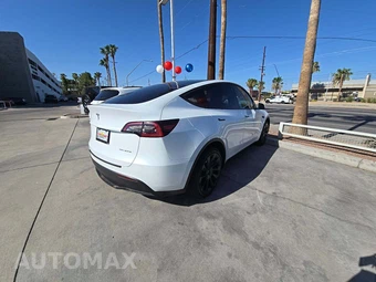 2023 Tesla Model Y Long Range - miniatura 3