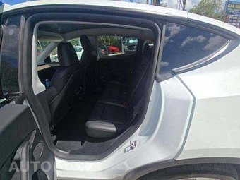 2023 Tesla Model Y Long Range - miniatura 13