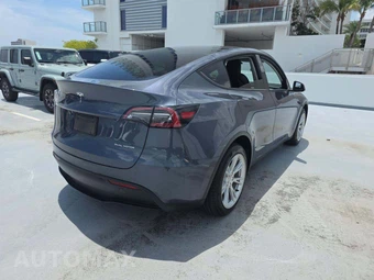 2023 Tesla Model Y Long Range - miniatura 3