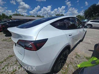 2023 Tesla Model Y Long Range - miniatura 3