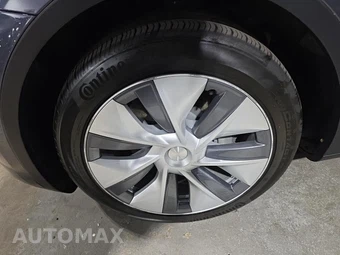 2023 Tesla Model Y Long Range - miniatura 8