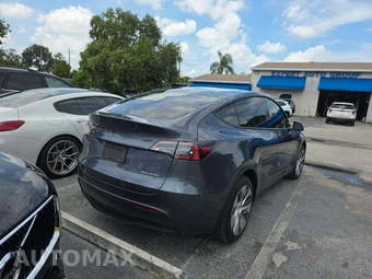 2023 Tesla Model Y Long Range - miniatura 3