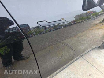 2023 Tesla Model Y Long Range - miniatura 3
