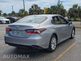 2023 Toyota Camry LE - miniatura 3