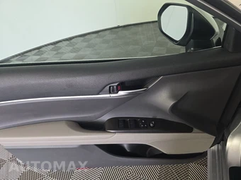2023 Toyota Camry LE - miniatura 9