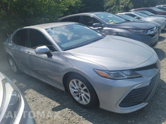 2023 Toyota Camry LE - miniatura 3
