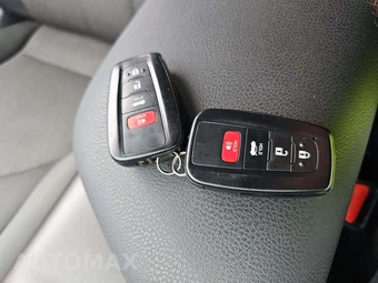 2023 Toyota Camry LE - miniatura 8