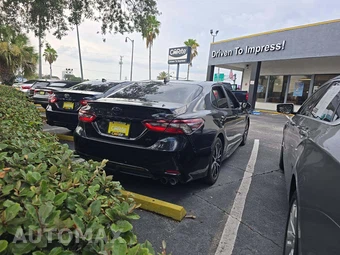 2023 Toyota Camry SE - miniatura 3