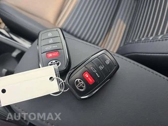 2023 Toyota Corolla Cross Hybrid XSE - miniatura 5