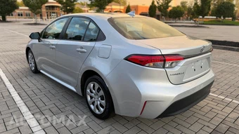 2023 Toyota Corolla LE Sedan - miniatura 4