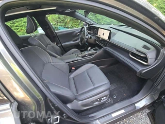 2023 Toyota Crown Limited – miniatura 18