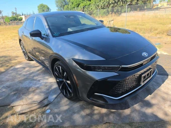 2023 Toyota Crown Platinum – miniatura 4